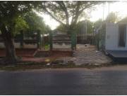 VENDO TERRENO CON CASA A DEMOLER EN LAMBARÉ ID: 6158