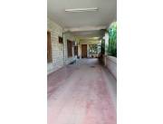 Hermosa casa grande sobre Coronel Martínez