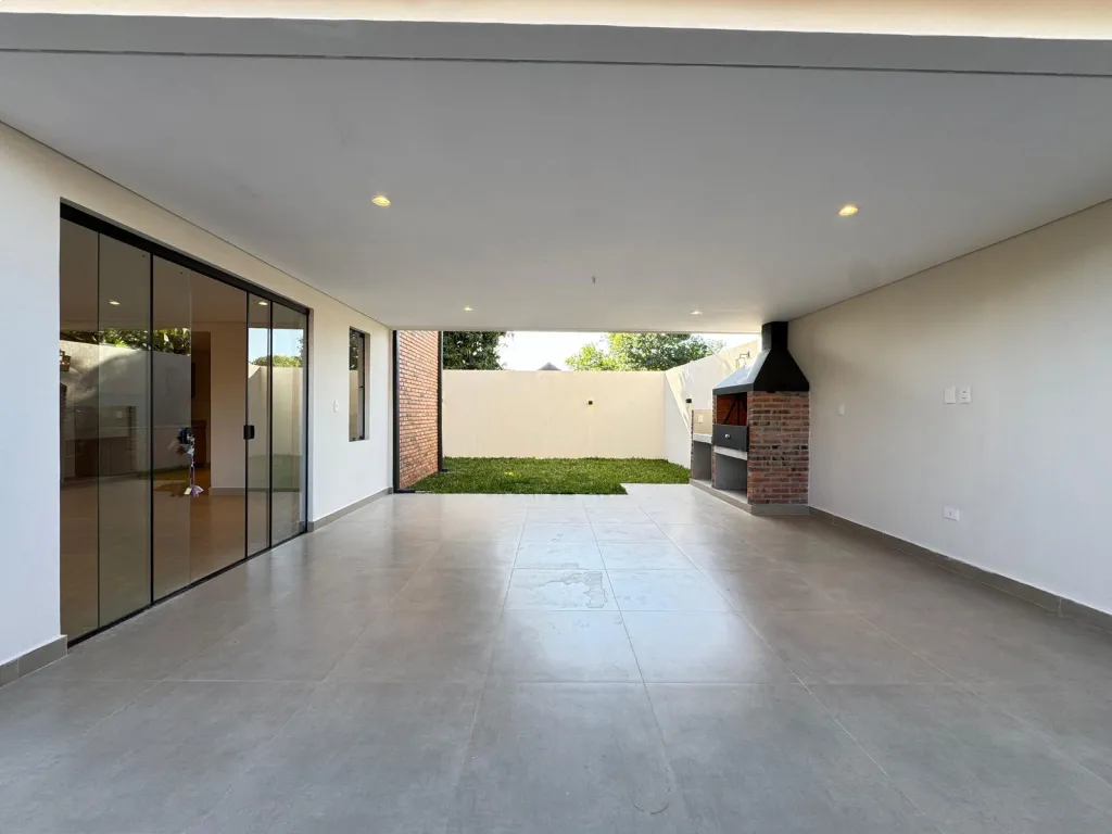 EN VENTA DUPLEX EN CUARTO BARRIO DE LUQUE — foto 2