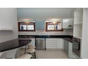 VENDO CASA BO.MADAME LYNCH 2 PLANTAS C/4 HAB. PISCINA Y PATIO LISTA P/HABITAR