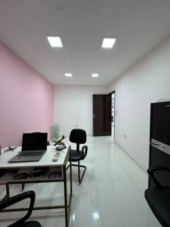 ¡Vendo lujosa residencia en esquina en Lambaré, Barrio San Isidro! COD 6035 — foto 3