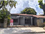 ALQUILO CASA P/ OFICINA TODA P.B. C/ ESTAC. AMPLIO Z/ UNIVERSIDAD UNIDA (CÓD. 953)