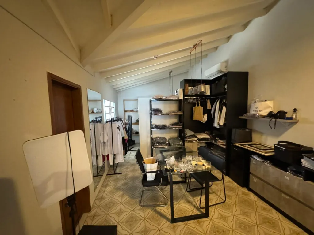 EN ALQUILER – LOCAL PARA USO COMERCIAL o CAFETERÍA- BARRIO VILLA MORRA COD 6156 — foto 2