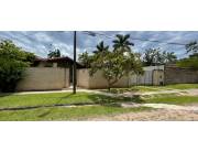 Se alquila amplia casa con excelentes espacios y ubicación estratégica.