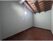 Alquilo casa de 2 dormitorios en Barrio Nazareth__ Asunción