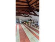 Residencia con salida a tres calles en venta en Los Laureles