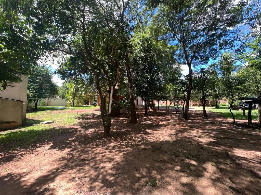 terreno de 4.545 m², con salida calle a calle, ubicado sobre Av. Artigas, en una zona de — foto 3