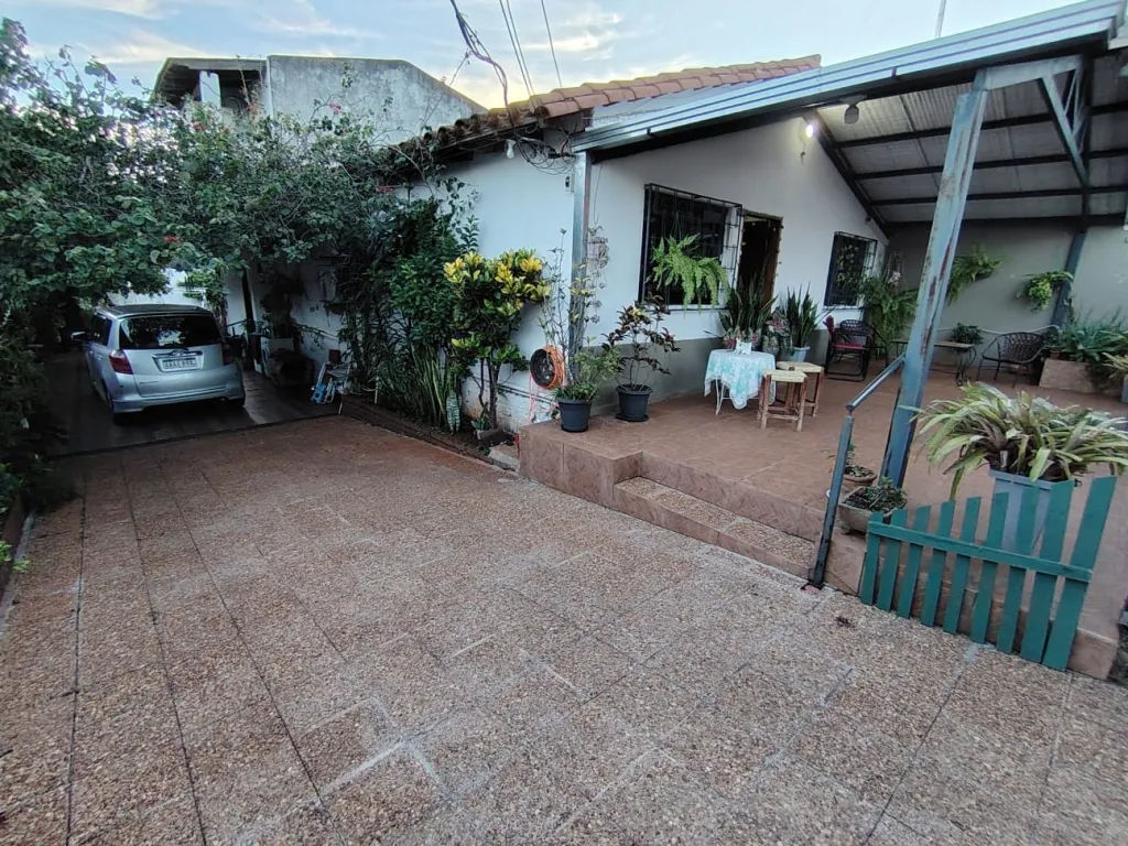 VENDO CASA EN EL BARRIO IPVU, ZONA CANAL 7 DE ENCARNACIÓN: 3 habitaciones y 4 baños — foto 2