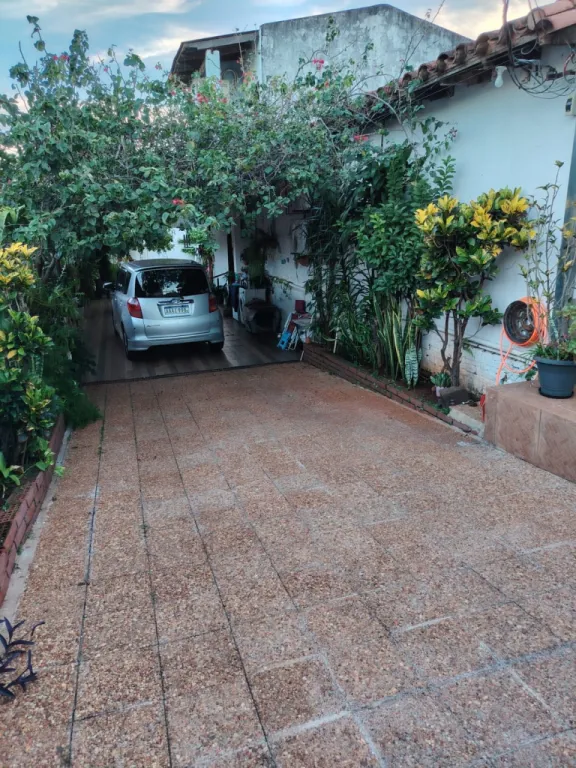 VENDO CASA EN EL BARRIO IPVU, ZONA CANAL 7 DE ENCARNACIÓN: 3 habitaciones y 4 baños — foto 3