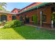 VENDO AMPLIA RESIDENCIA COLONIAL 4 DORMITORIOS EN BARRIO SAN JORGE