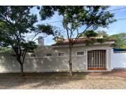 En Venta - Casa en Esquina - Recoleta, Asunción.
