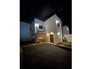 Alquilo o Vendo Hermoso Duplex de 3 dormitorios en barrio Villa Adela de Luque