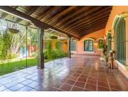 EN VENTA CASA ESTILO COLONIAL EN BARRIO SAN JORGE, ASUNCIÓN