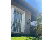 AMPLIA RESIDENCIA EN VENTA EN BARRIO MCAL. LÓPEZ, DETRÁS DEL LEÓN CONDOU