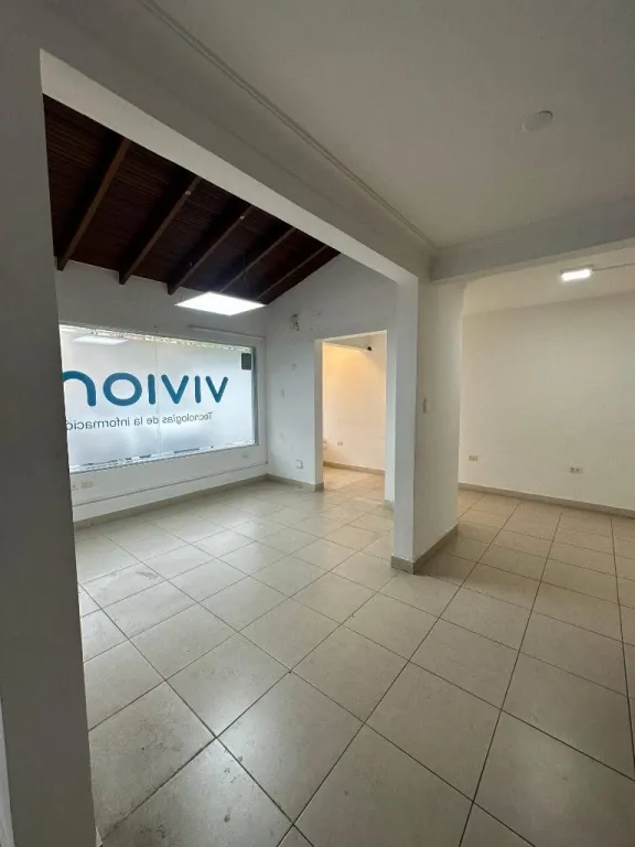 ALQUILO IMPORTANTE PROPIEDAD DE USO COMERCIAL EN BARRIO MANORÁ — foto 2