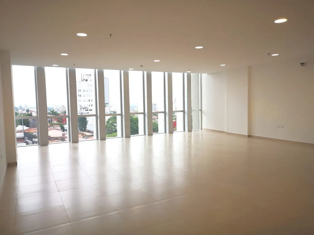 INVERTÍ SEGURO! GRAN OFICINA EN ELEGANTE EDIFICIO — foto 2