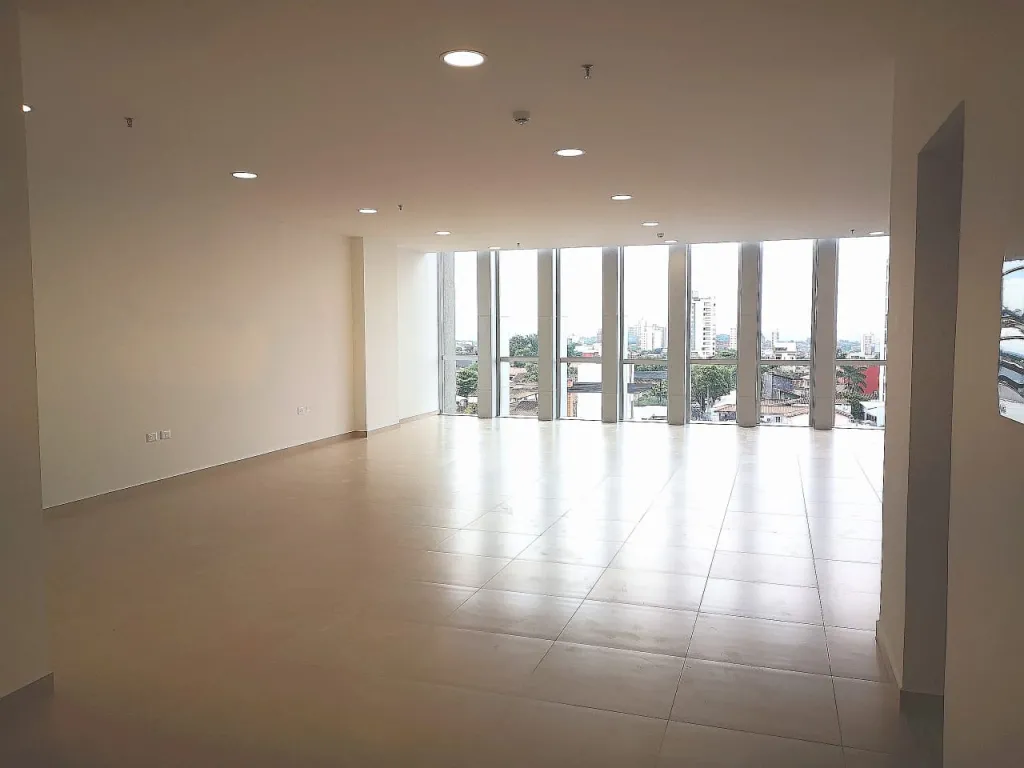 INVERTÍ SEGURO! GRAN OFICINA EN ELEGANTE EDIFICIO — foto 3