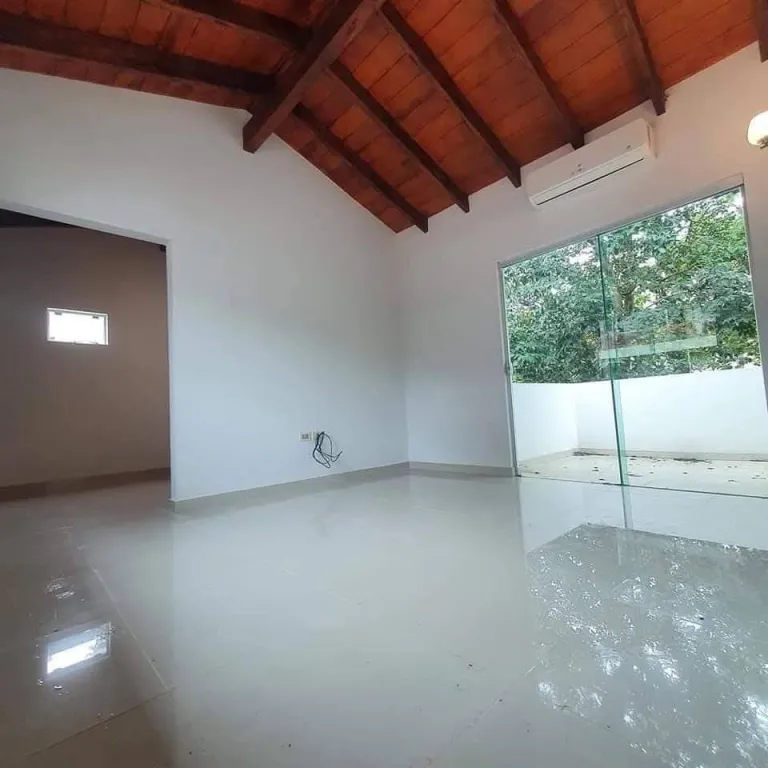 ALQUILO AMPLIA CASA PAREADA — foto 2