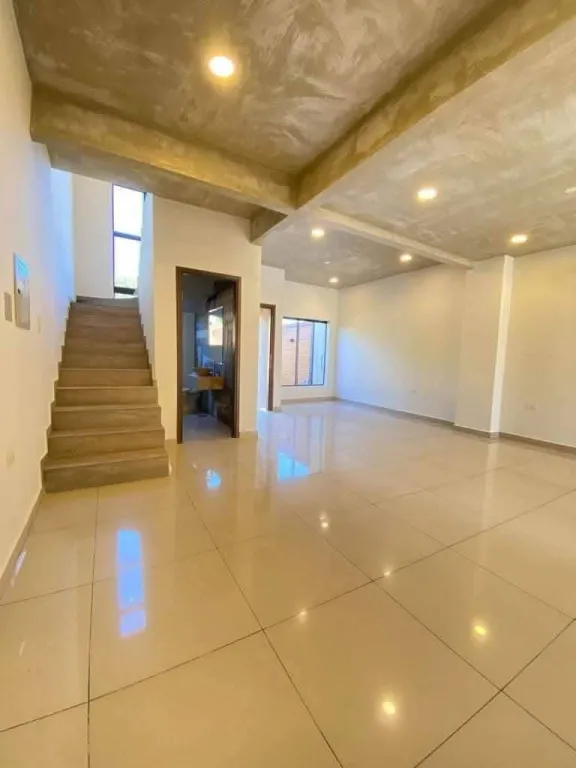 ALQUILO HERMOSA CASA PAREADA — foto 2