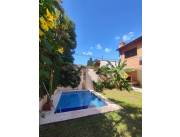 Alquilo amplia casa pareada en Bo Mcal Estigarribia.