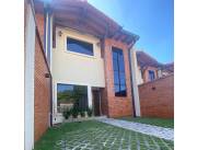 Alquilo duplex de 3 dormitorios con piscina en loma merlo luque