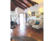 VENDO CASA DE ESTILO COLONIAL DE 3 DORMITORIOS Y PISCINA EN LAS MERCEDES