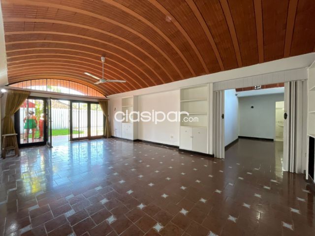 Casas - En alquiler amplia casa de 3 dormitorios con amplio jardín + Piscina 📍Barrio Jara