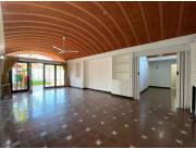 En alquiler amplia casa de 3 dormitorios con amplio jardín + Piscina 📍Barrio Jara