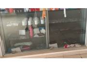 vitrina de vidrio con iluminación por dentro