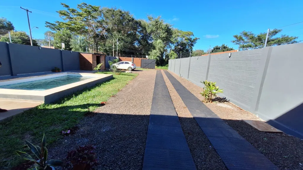 VENDO CASA SEMIAMOBLADA CON PISCINA EN EL BARRIO SAN ISIDRO: 2 habitaciones y 3 baños — foto 2