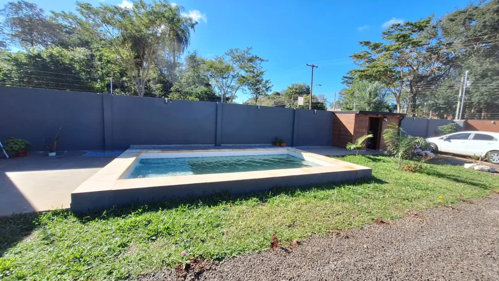 VENDO CASA SEMIAMOBLADA CON PISCINA EN EL BARRIO SAN ISIDRO: 2 habitaciones y 3 baños — foto 3