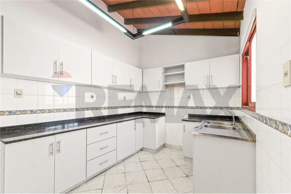 CASA EN ESQUINA PARA VIVIENDA U OFICINA EN FERNANDO DE LA MORA — foto 2
