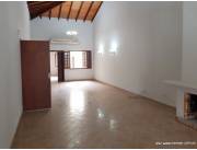 ALQUILO CASA TODA P.B. 3 DORM. C/ PILETA Z/ SUPERSEIS DENIS ROA (CÓD. 992)