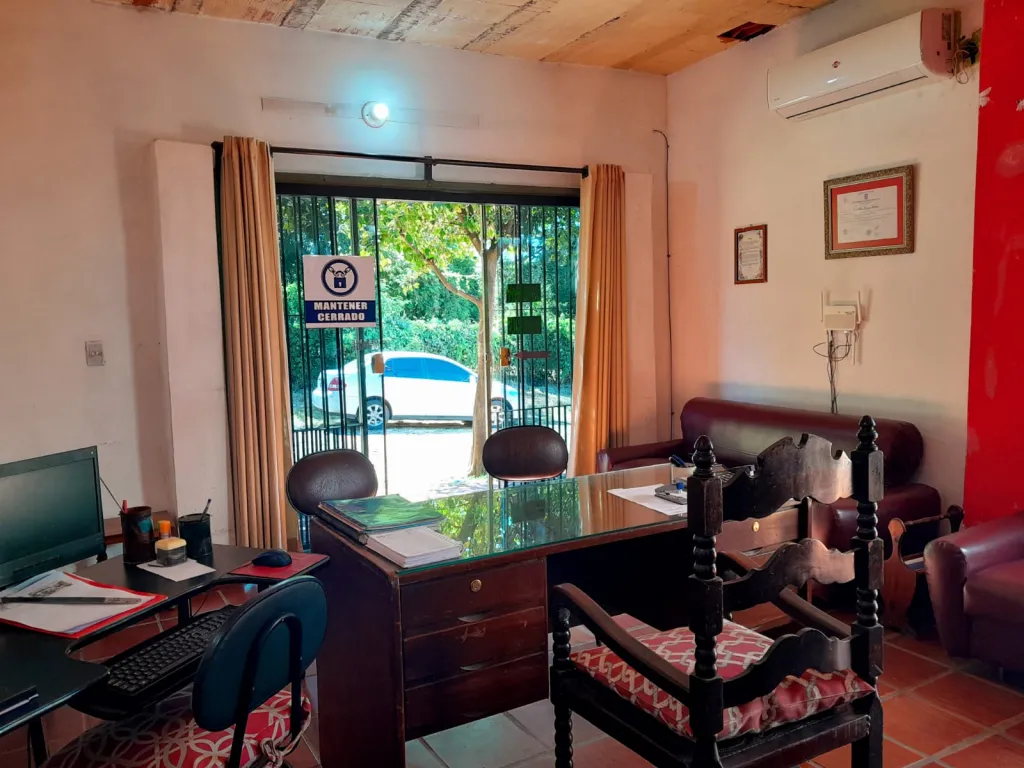 VENDO CASA EN LAMBARÉ ZONA COLEGIO SEK!! — foto 2