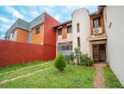 VENDO CASA CON PSICINA EN MBURUCUYA