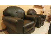 Dos sofas de cuerina negra