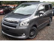 VENDO TOYOTA NOAH AÑO 2008 RECIEN IMPORTADO FUL EQUIPO COLOR GRIS GRAFITO FINANCIO.