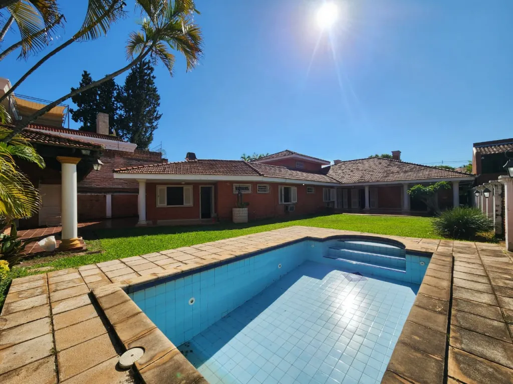 EN VENTA - RESIDENCIA DE 1.000 m2 CON AMPLIO JARDIN BARRIO MCAL ESTIGARRIBIA — foto 2