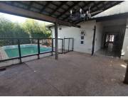 VENDO CASA AMPLIA CON PISICNA EN BO. STA. LIBRADA