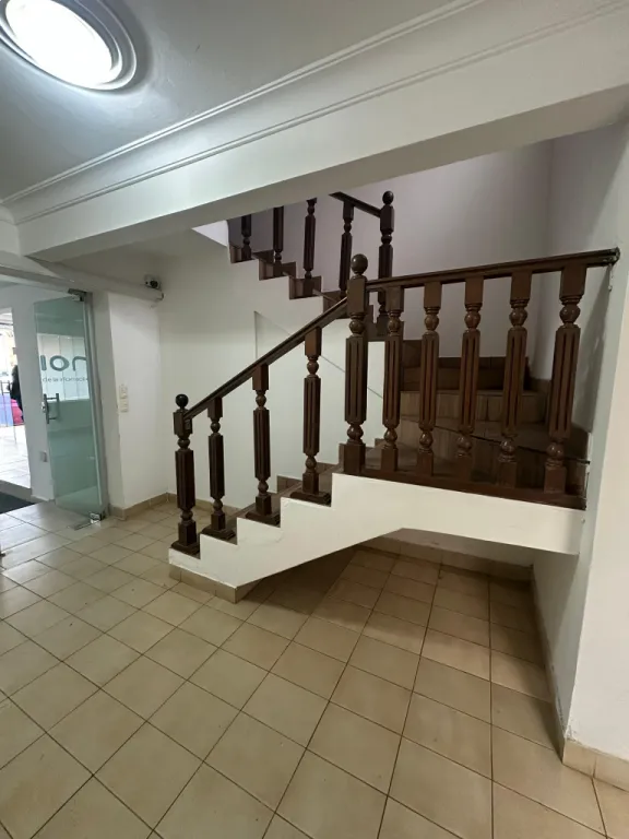 Alquilo Amplia propiedad para oficinas — foto 2