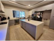 EN VENTA - HERMOSA RESIDENCIA DE 4 SUITES EN CONDOMINIO LA TRINIDAD