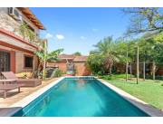 Amplia Casa de 5 suites en Bº Cañada del Ybyray