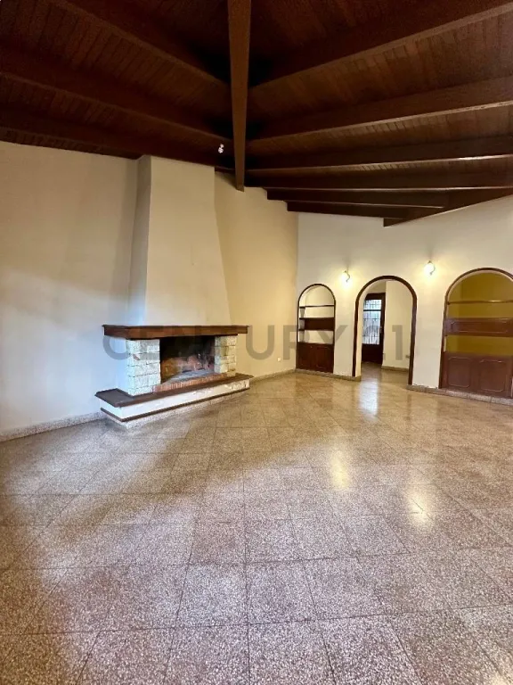 CASA EN BARRIO MBURUCUYÁ – SOBRE AV. SANTÍSIMA TRINIDAD — foto 2