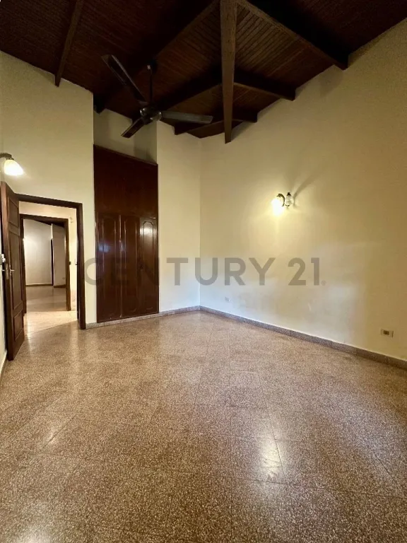 CASA EN BARRIO MBURUCUYÁ – SOBRE AV. SANTÍSIMA TRINIDAD — foto 3