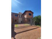 BO MCAL. ESTIGARRIBIA: IMPECABLE DUPLEX EN ALQUILER, 3 SUITES, JARDÍN, PISCINA.