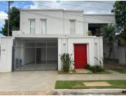 ALQUILO AMPLIA RESIDENCIA 5 DORMITORIOS EN BARRIO MBURUCUYA