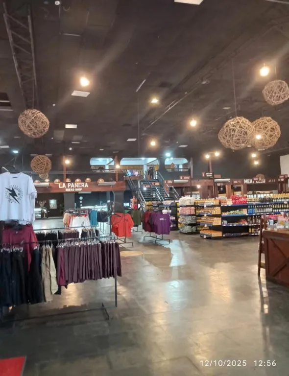 S MME. LYNCH: LOCAL ALTAMENTE COMERCIAL P TIENDAS, CASINOS, SHOWROOM, ETC. 12.000 USD. — photo 3