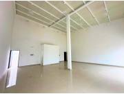 Amplio local a pasos de Avda. República Argentina