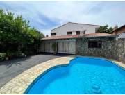 EN VENTA CASA CON PISCINA EN BARRIO NAZARETH - ASUNCION