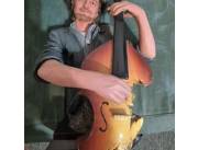 Vendo escultura italiana de cellista hecha en terracota, con base e instrumento de madera